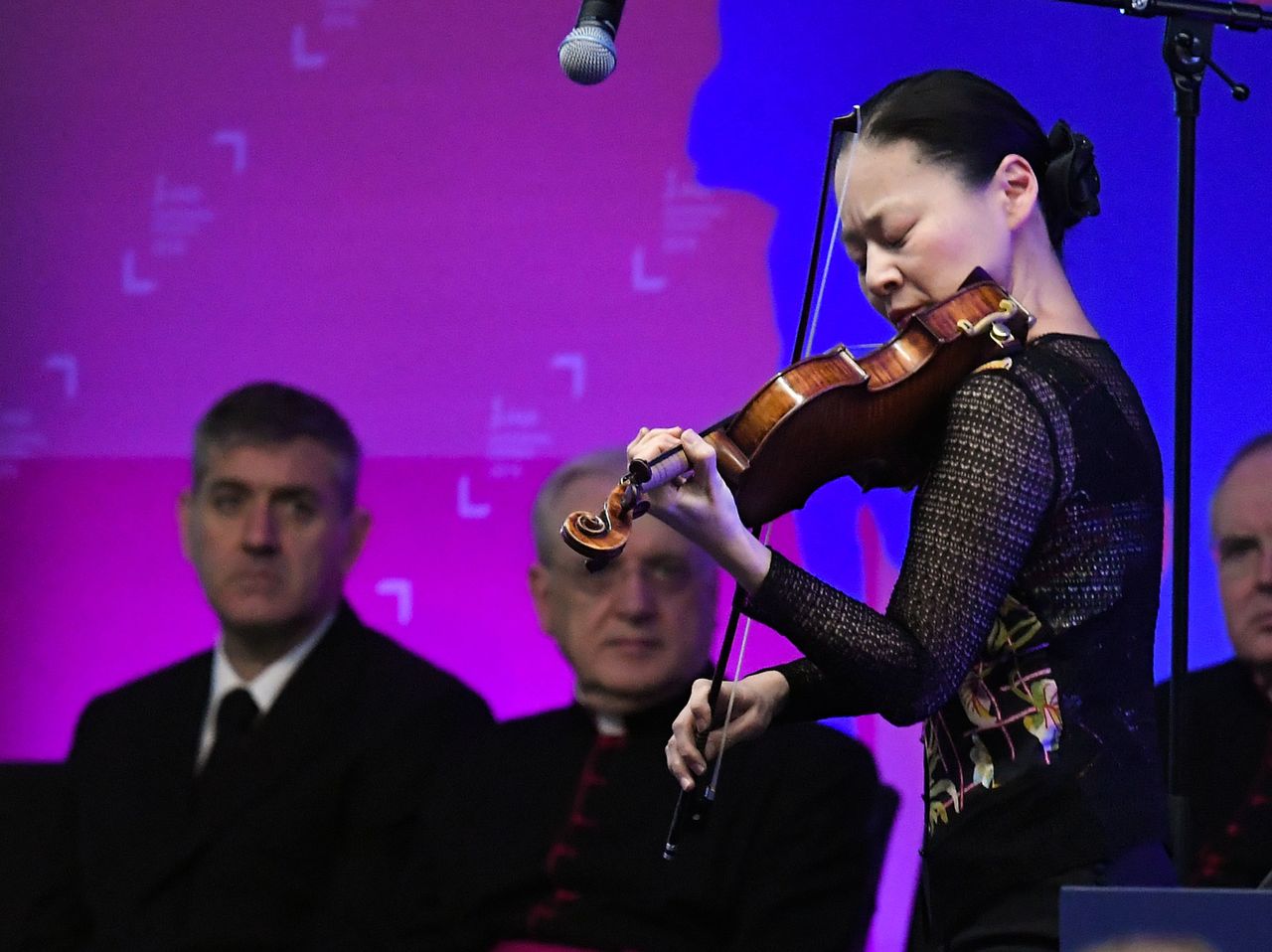 Gotō Midori performs at an International Fund for Agricultural Development meeting in Rome on February 14, 2019. (© AFP/Jiji)