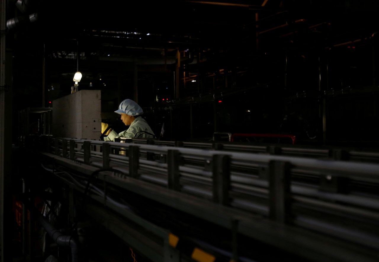 FILE PHOTO: An employee works at a beer production line at Japanese brewer Kirin Holdings' factory in Toride, Ibaraki Prefecture, Japan July 14, 2017. REUTERS/Kim Kyung-Hoon