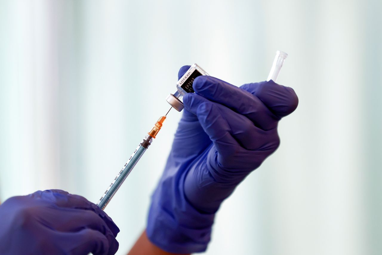 FILE PHOTO: A medical worker fills a syringe with a dose of the Pfizer-BioNTech coronavirus disease (COVID-19) vaccine as Japan launches its inoculation campaign, at Tokyo Medical Center in Tokyo, Japan February 17, 2021. Behrouz Mehri/Pool via REUTERS