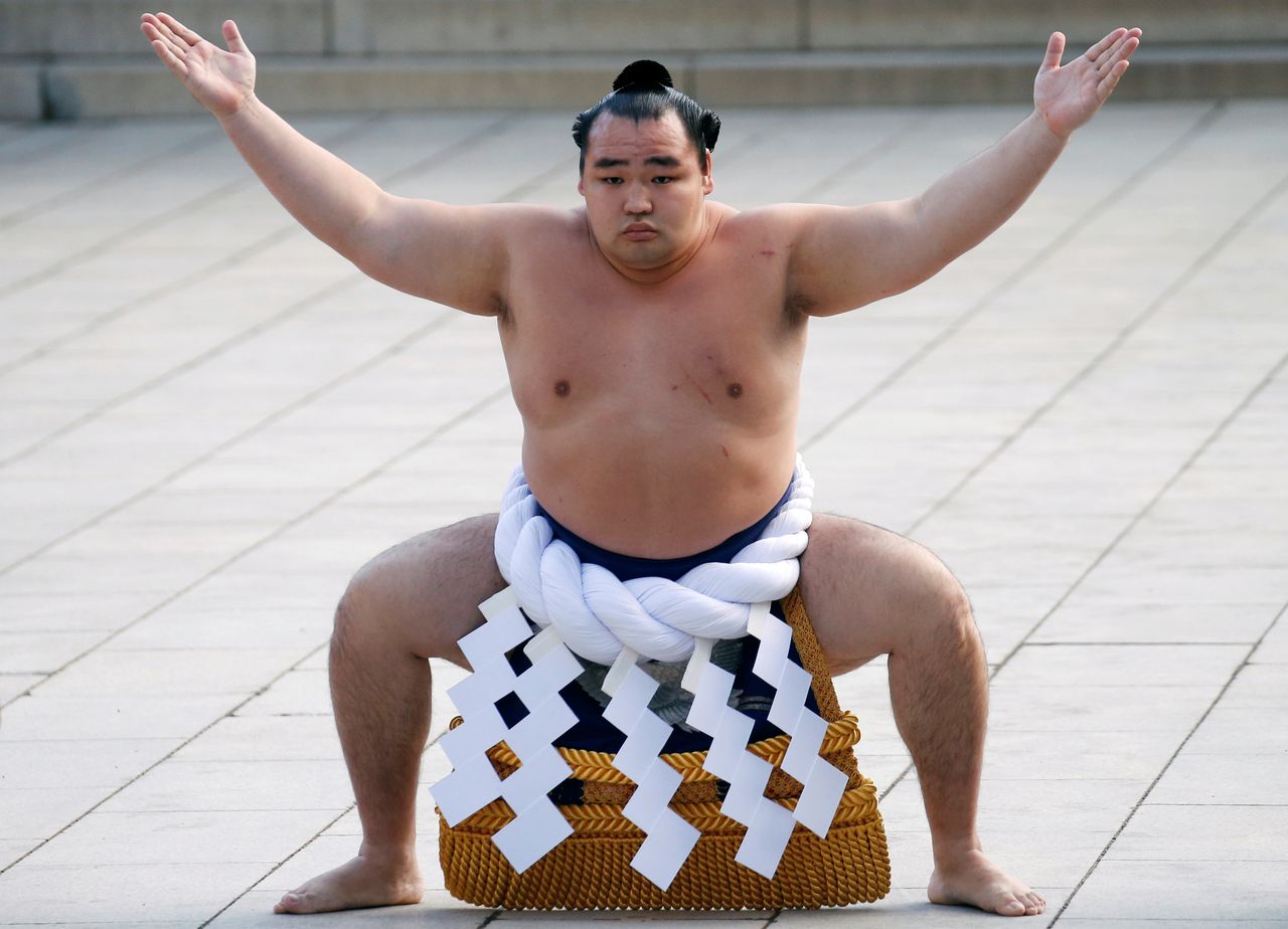 Konsekvenser median Vanding Sumo: Yokozuna Kakuryu retires after missing five straight tournaments -  Kyodo | Nippon.com