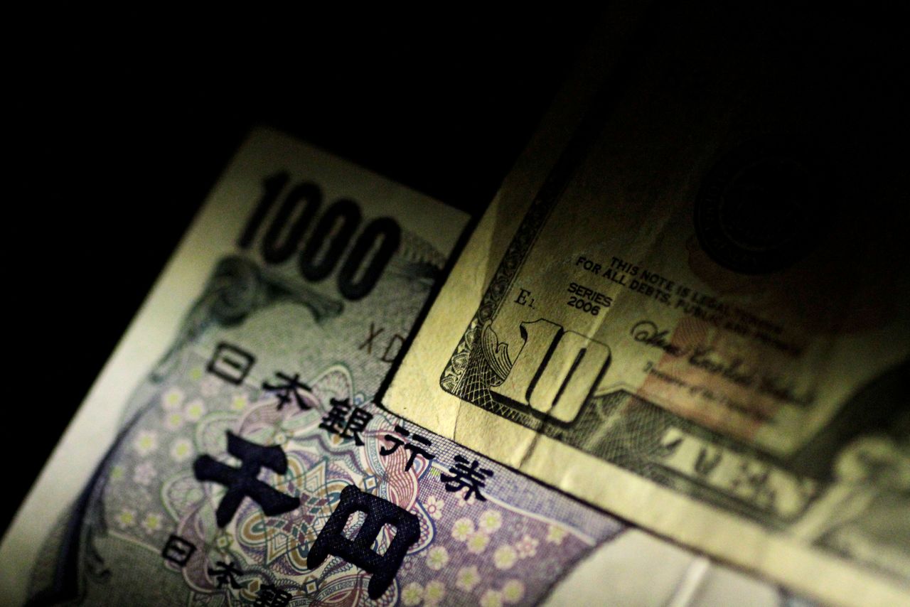 FILE PHOTO: U.S. Dollar and Japan Yen notes are seen in this June 22, 2017 illustration photo. REUTERS/Thomas White/Illustration