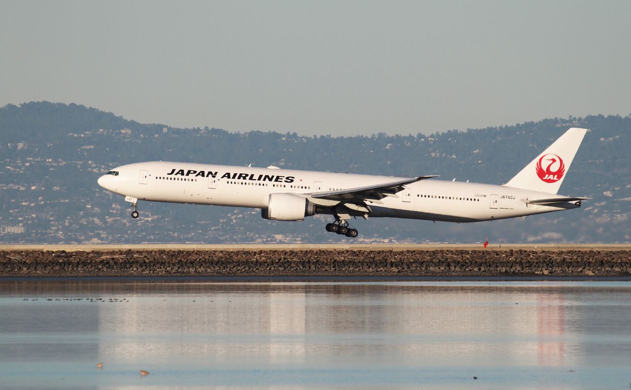 FILE PHOTO: A Japan Airlines Boeing 777-300ER lands at San Francisco International Airport, San Francisco, California, February 14, 2015. REUTERS/Louis Nastro/File Photo