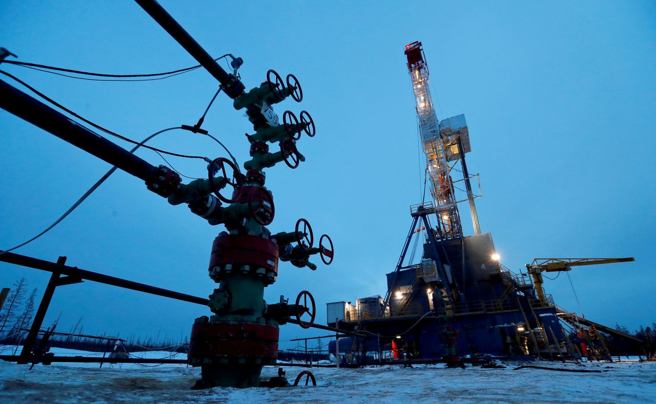FILE PHOTO: A well head and drilling rig in the Yarakta oilfield, owned by Irkutsk Oil Company (INK), in the Irkutsk region, Russia, March 11, 2019. REUTERS/Vasily Fedosenko/File Photo