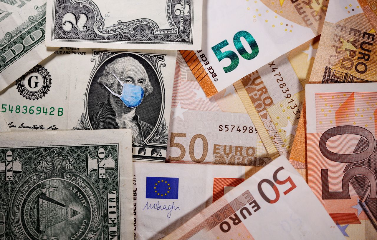 FILE PHOTO: George Washington is seen with printed medical masks on the one Dollar near Euro banknotes in this illustration taken, March 31, 2020. REUTERS/Dado Ruvic/Illustration/File Photo