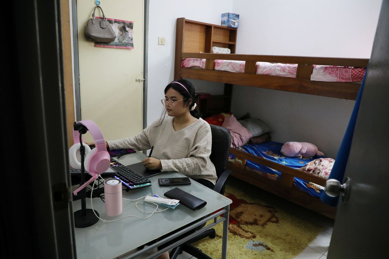 FILE PHOTO: Malaysian teenager Ain Husniza Saiful Nizam uses a computer in her bedroom in Kuala Selangor, Malaysia April 29, 2021. REUTERS/Lim Huey Teng