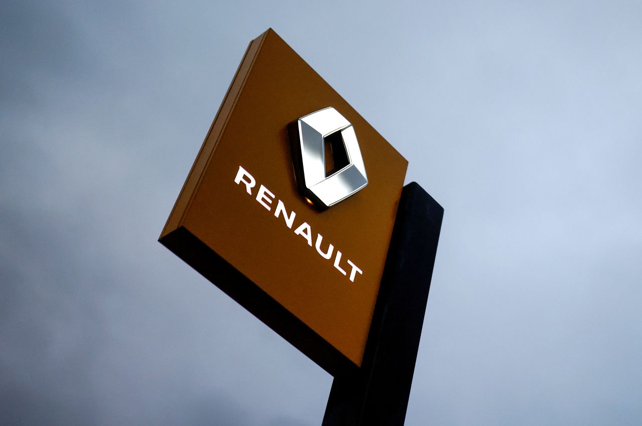 FILE PHOTO: The logo of carmaker Renault is pictured at a dealership in Vertou, near Nantes, France, January 13, 2021. REUTERS/Stephane Mahe