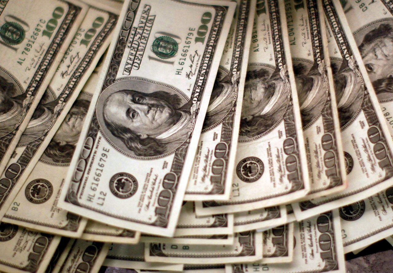 FILE PHOTO: Four thousand U.S. dollars are counted out by a banker counting currency at a bank in Westminster, Colorado November 3, 2009. REUTERS/Rick Wilking