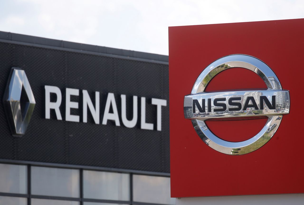 FILE PHOTO: The logos of car manufacturers Nissan and Renault are pictured at a dealership Kyiv, Ukraine June 25, 2020. REUTERS/Valentyn Ogirenko