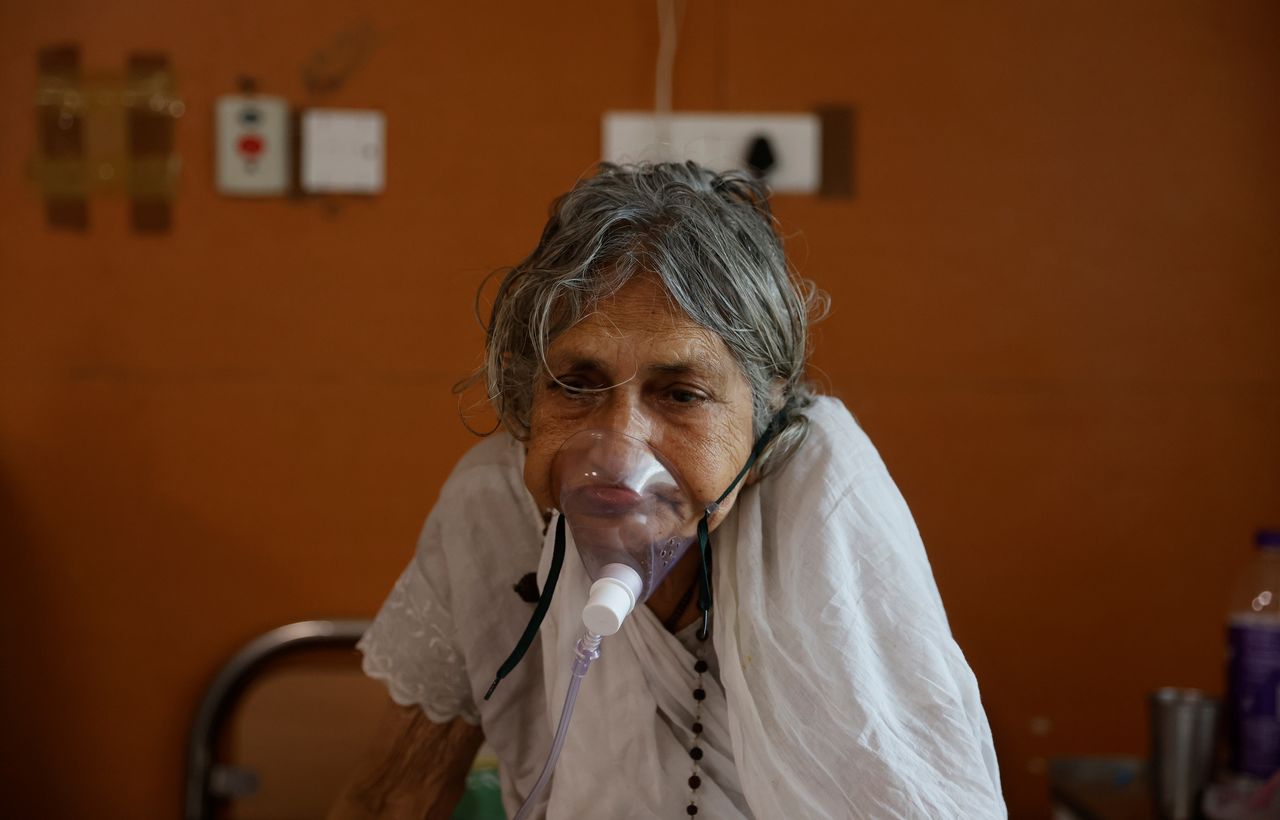 A patient suffering from the coronavirus disease (COVID-19), receives treatment inside a ward at Government Institute of Medical Sciences (GIMS) hospital, in Greater Noida on the outskirts of New Delhi, India, May 21, 2021. REUTERS/Adnan Abidi