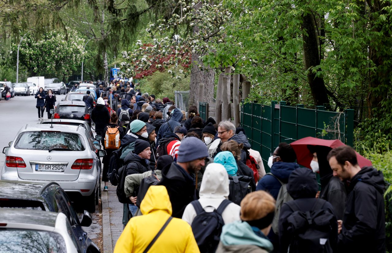 FILE PHOTO: Residents queue at a sports hall to get vaccinated against the coronavirus disease (COVID-19) in Berlin, Germany, May 14, 2021. REUTERS/Axel Schmidt/File Photo