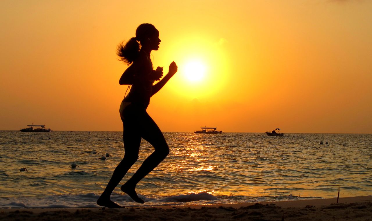FILE PHOTO: A woman runs along Seven Mile Beach in George Town, Cayman Islands, April 27, 2010. REUTERS/Gary Hershorn/File Photo