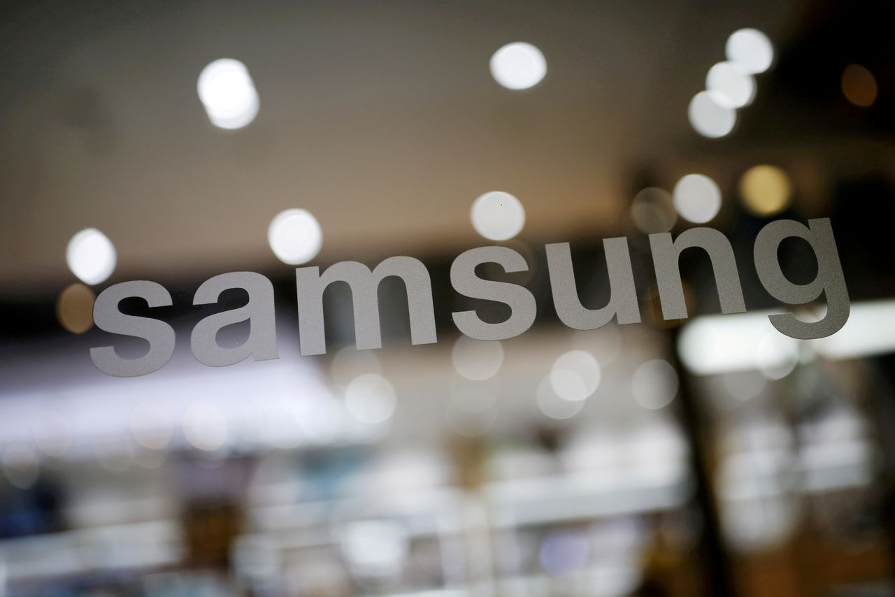 FILE PHOTO: The logo of Samsung Electronics is seen at its headquarters in Seoul, South Korea, April 4, 2016. REUTERS/Kim Hong-Ji