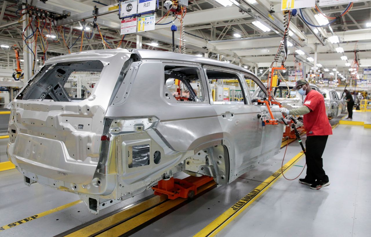 A Stellantis assembly worker installs the door frame to a 2021 Jeep Grand Cherokee L on the assembly line at the Detroit Assembly Complex - Mack Plant in Detroit, Michigan, U.S., June 10, 2021. Picture taken June 10, 2021. REUTERS/Rebecca Cook