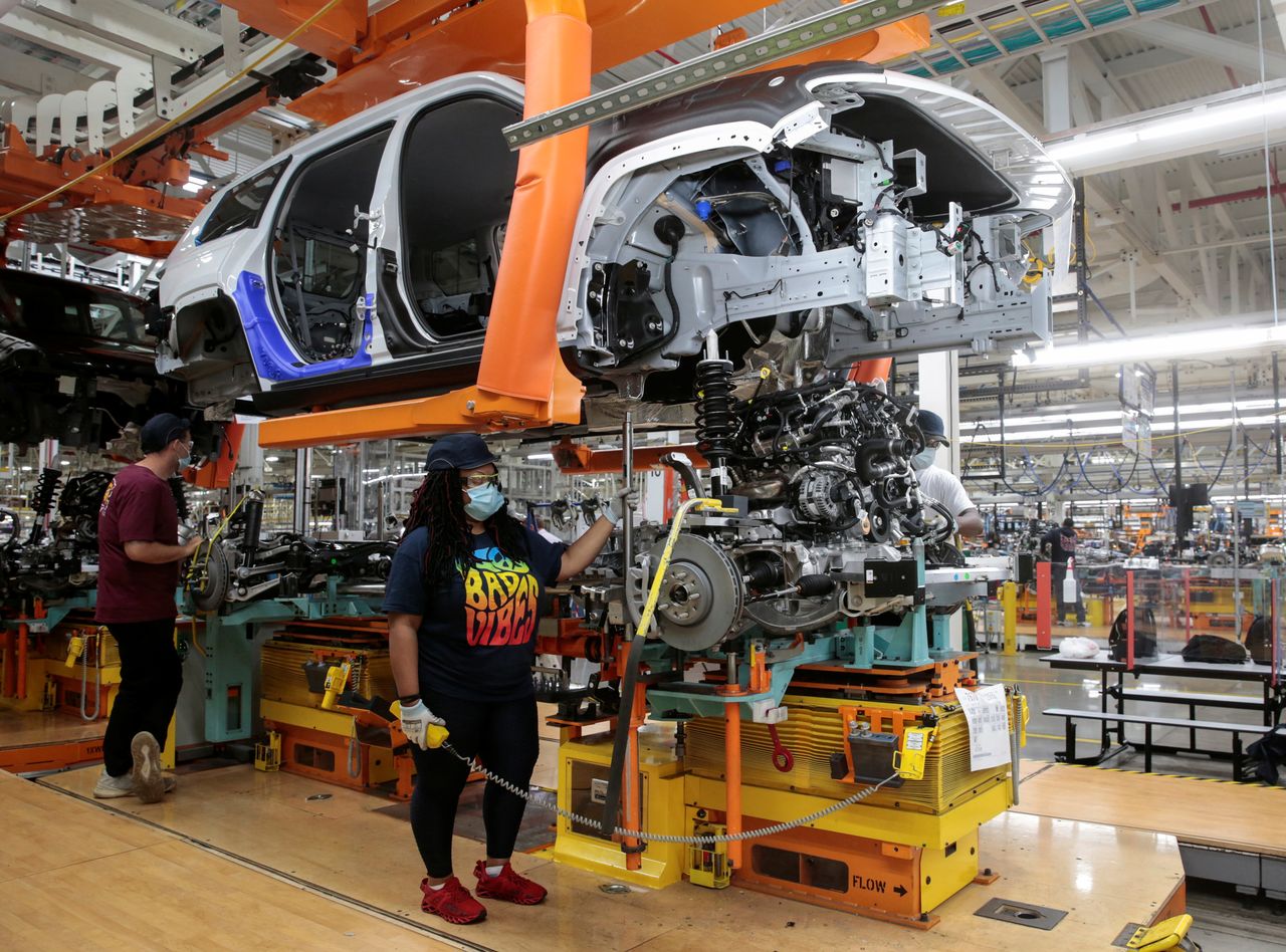 Stellantis assembly workers merge the chassis with the body of a 2021 Jeep Grand Cherokee L frame on the assembly line at the Detroit Assembly Complex - Mack Plant in Detroit, Michigan, U.S., June 10, 2021. Picture taken June 10, 2021. REUTERS/Rebecca Cook
