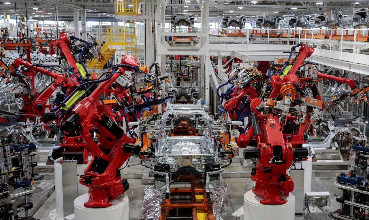 Robots work on a 2021 Jeep Grand Cherokee L frame on the assembly line at the Stellantis Detroit Assembly Complex - Mack Plant in Detroit, Michigan, U.S., June 10, 2021. Picture taken June 10, 2021. REUTERS/Rebecca Cook