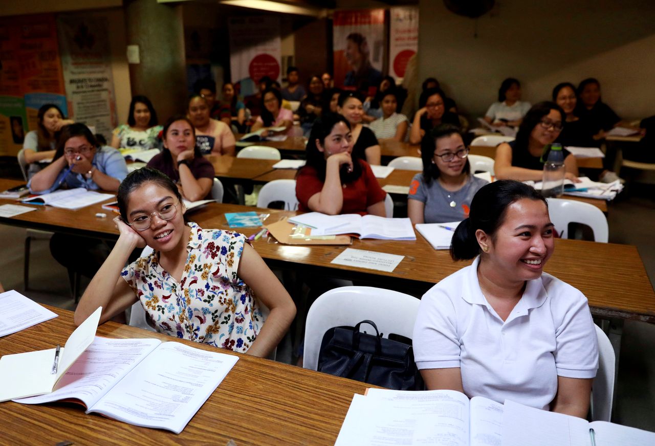 FILE PHOTO: Filipino workers, including nurses applying to work in United Kingdom, attend a lecture at a review center for the International English Language Testing System or IELTS in Manila, Philippines, April 2, 2019. Picture taken April 2, 2019. REUTERS/Eloisa Lopez/File Photo
