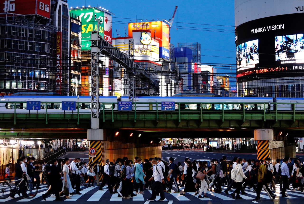 People cross a road in Shinjuku, Tokyo, Japan, June 3, 2021. REUTERS/Androniki Christodoulou