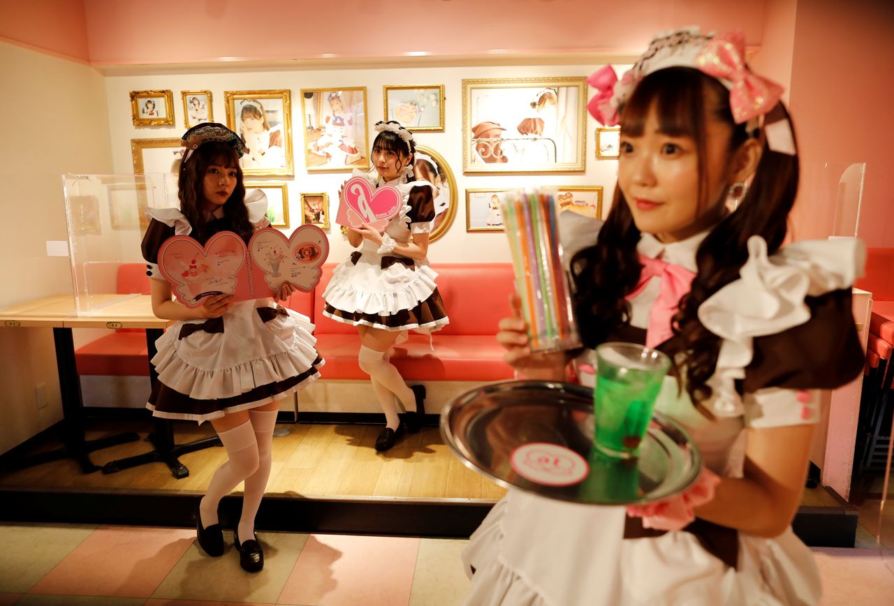 Cast members Hitomi, Kashima and Chia-can, greet guests at