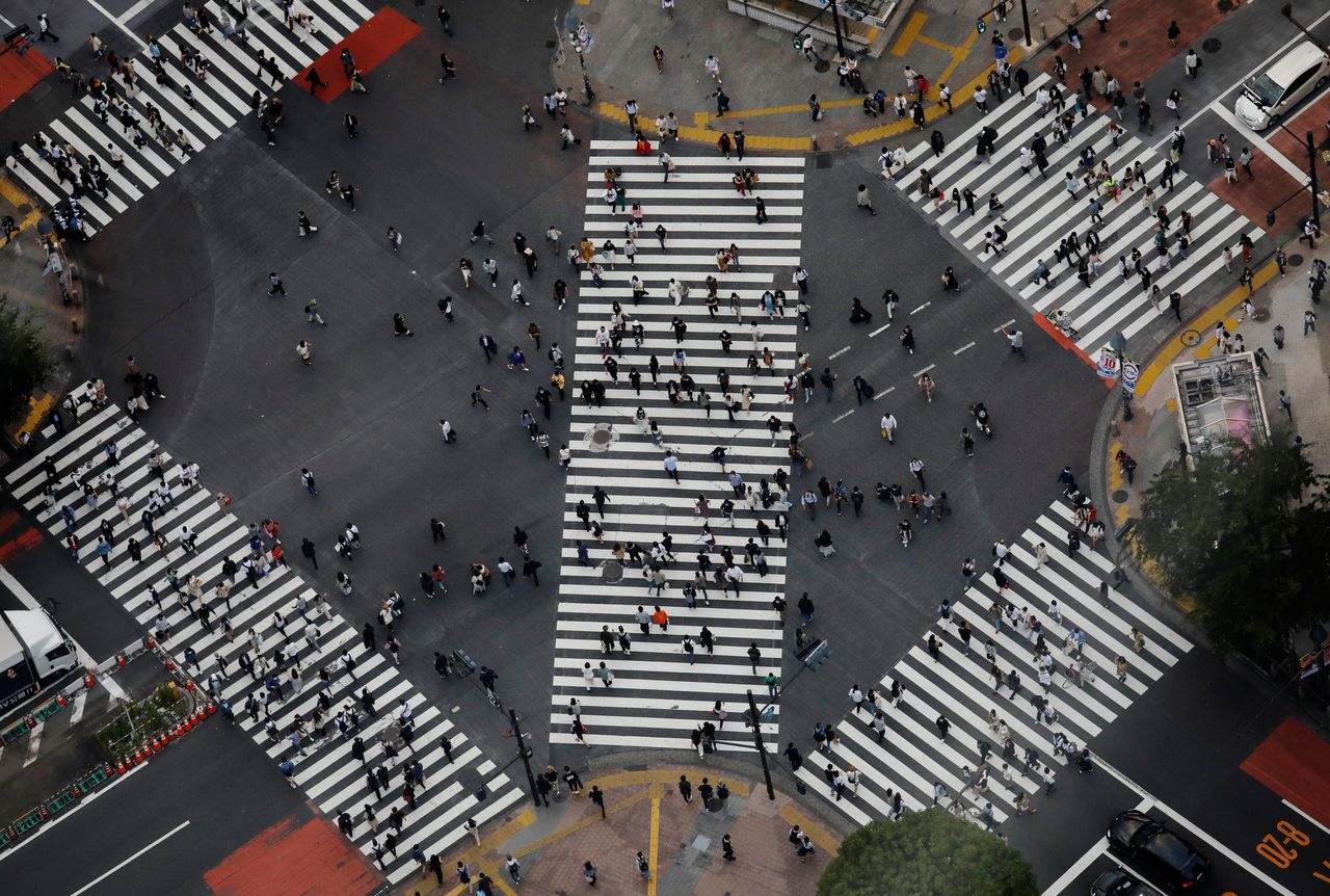People walk across the Shibuya crossing in Tokyo, Japan, June 1, 2021. REUTERS/Kim Kyung-Hoon