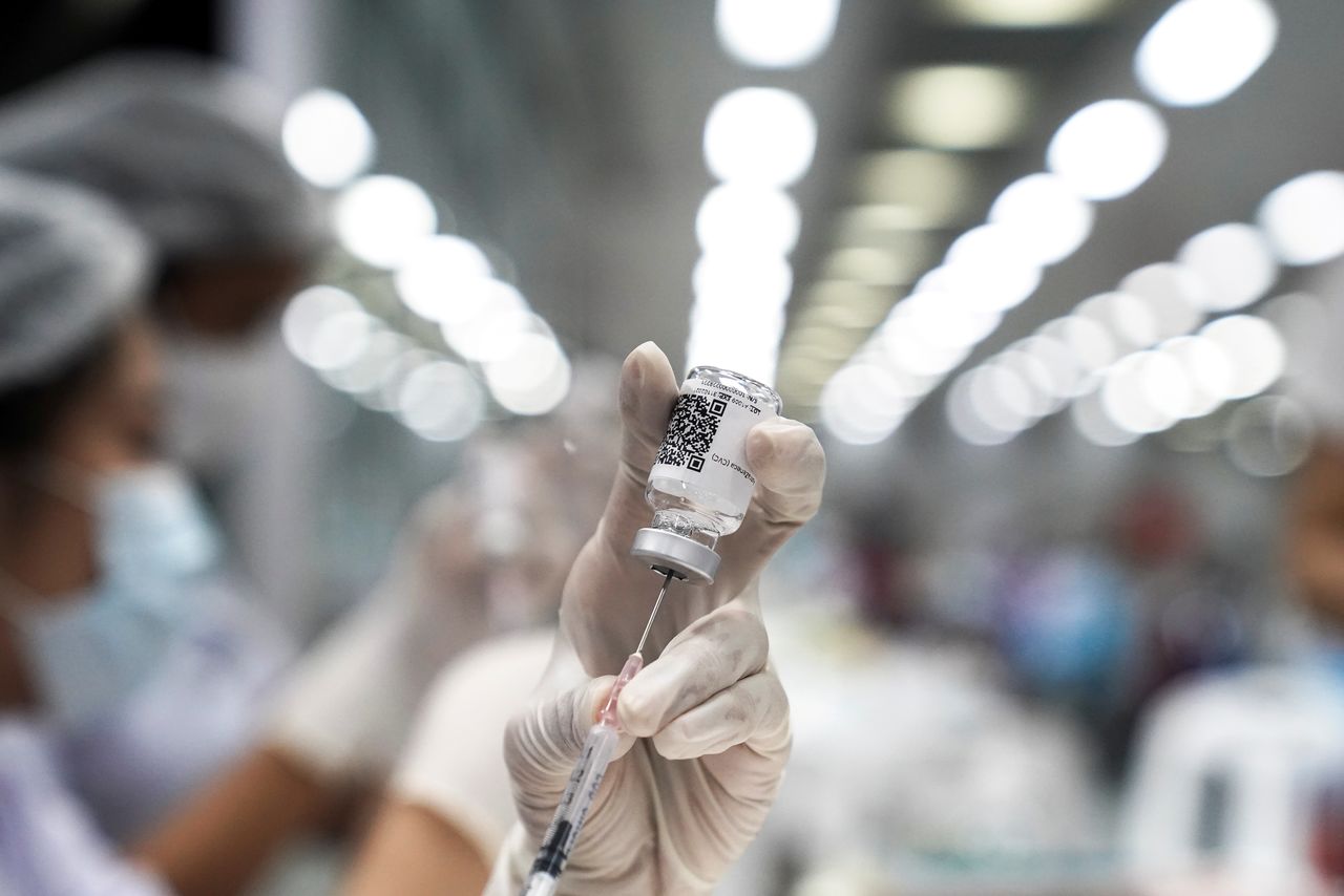 A health worker prepares a dose of AstraZeneca COVID-19 vaccine against the coronavirus disease (COVID-19) at the Central Vaccination Center, inside the Bang Sue Grand Station, Thailand, June 21, 2021. REUTERS/Athit Perawongmetha