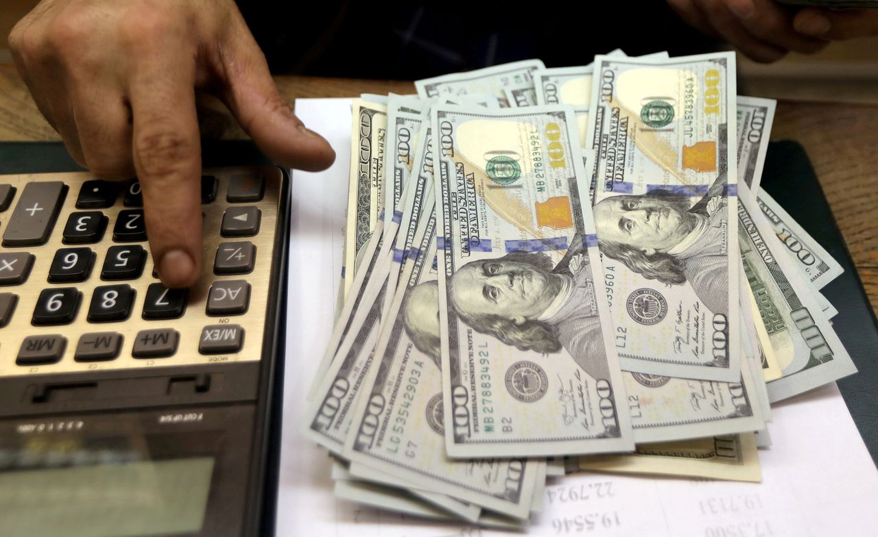 FILE PHOTO: An employee counts U.S. dollar bills at a money exchange in central Cairo, Egypt, March 20, 2019. REUTERS/Mohamed Abd El Ghany