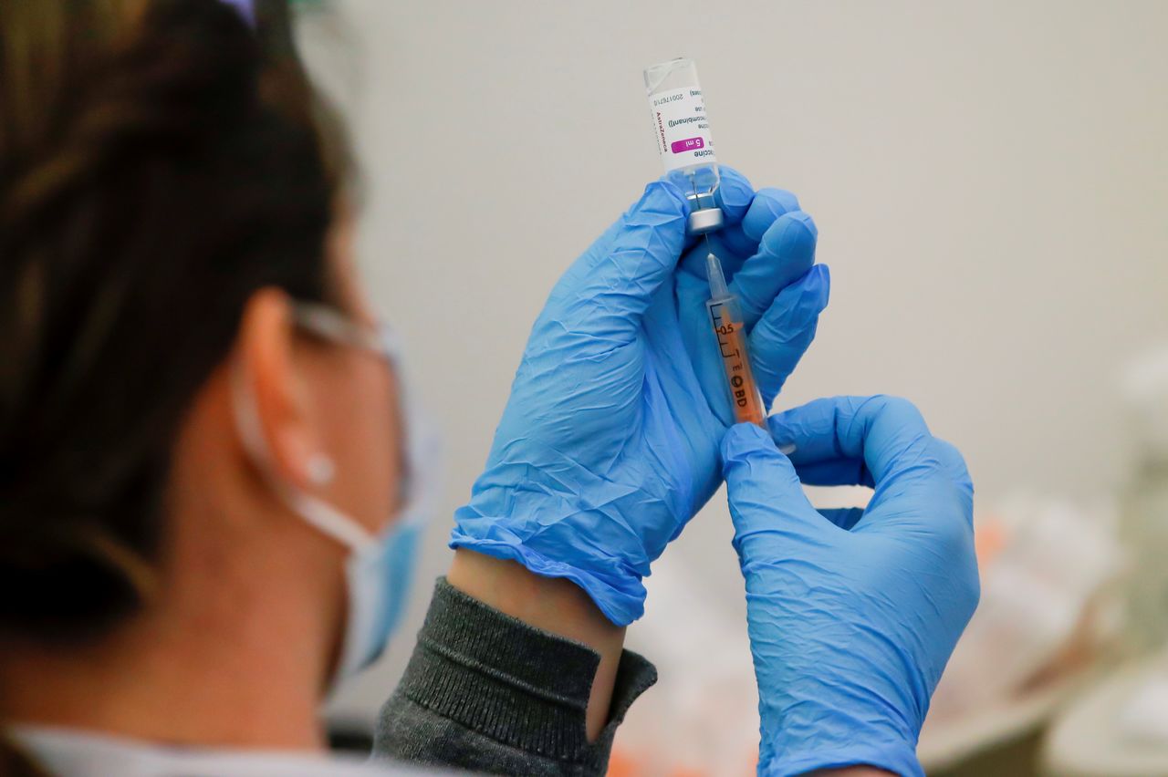 FILE PHOTO: A dose of the AstraZeneca COVID-19 vaccine is prepared in a vaccination centre at Newmarket Racecourse, amid the coronavirus disease outbreak in Newmarket, Britain March 26, 2021. REUTERS/Andrew Couldridge