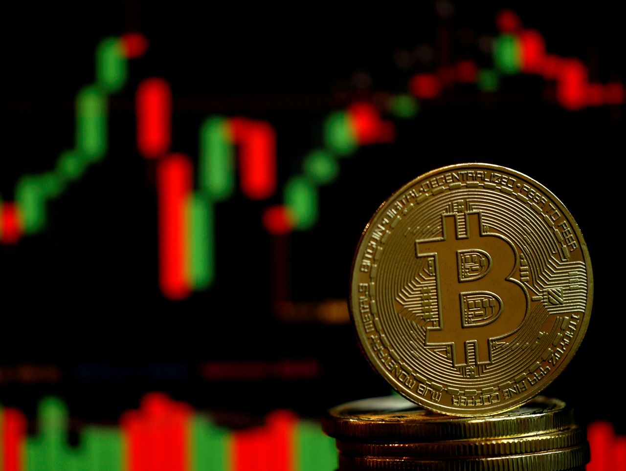 FILE PHOTO: A representation of the virtual cryptocurrency Bitcoin is seen in this picture illustration taken June 14, 2021. REUTERS/Edgar Su/Illustration