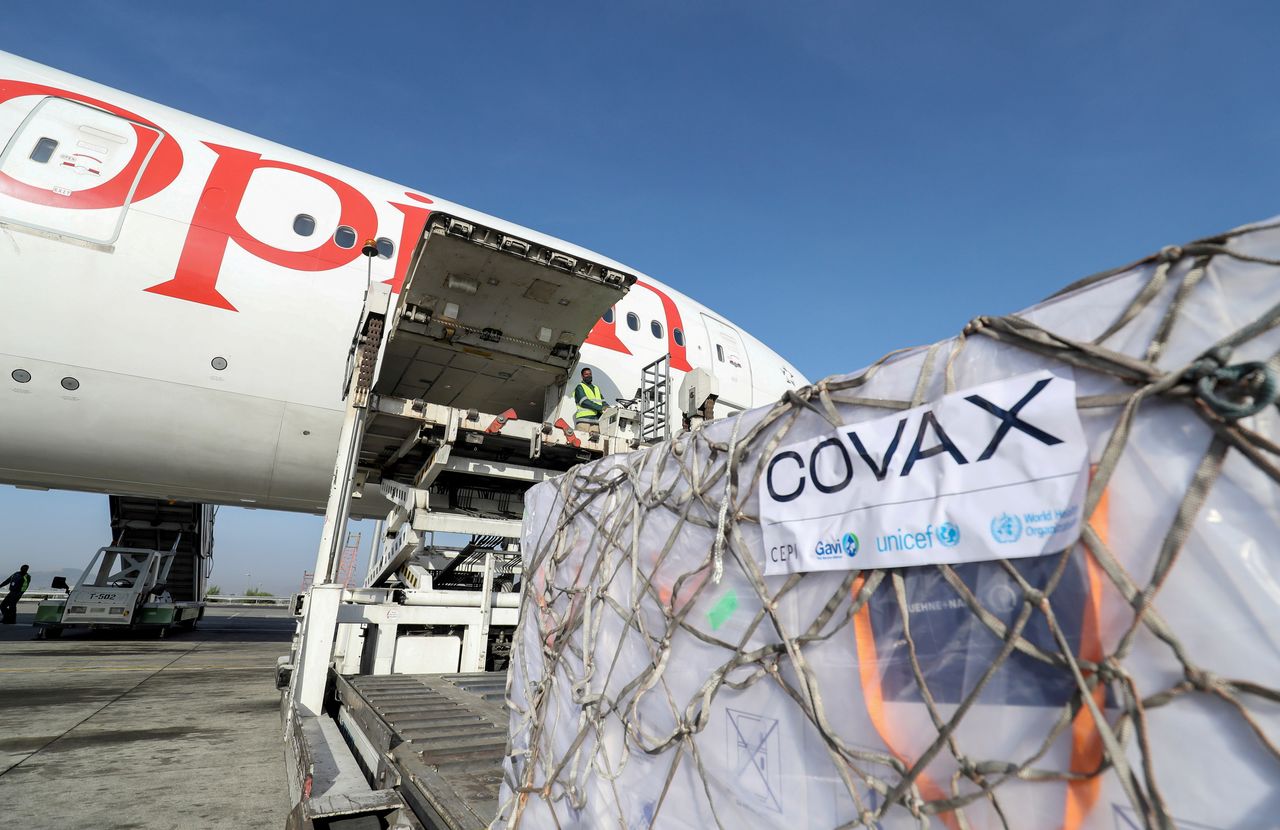 FILE PHOTO: Ethiopian Airlines staff unload AstraZeneca/Oxford vaccines under the COVAX scheme against the coronavirus disease (COVID-19) from a cargo plane at Bole International Airport in Addis Ababa, Ethiopia, March 7, 2021. REUTERS/Tiksa Negeri/File Photo