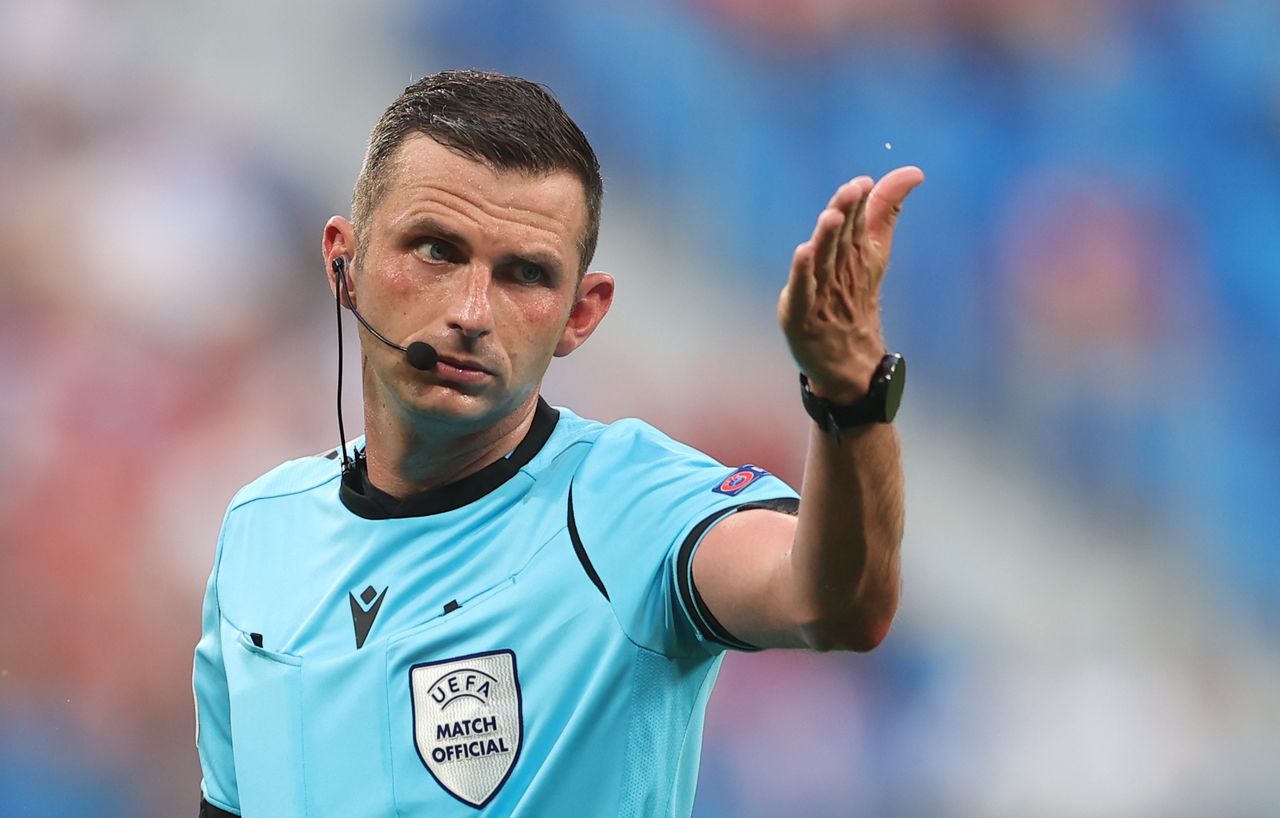 Soccer Football - Euro 2020 - Group E - Sweden v Poland - Saint Petersburg Stadium, Saint Petersburg, Russia - June 23, 2021 Referee Michael Oliver reacts Pool via REUTERS/Lars Baron