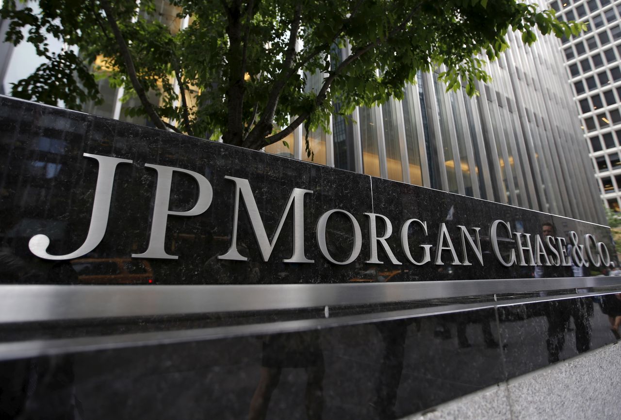 FILE PHOTO: A view of the exterior of the JP Morgan Chase & Co. corporate headquarters in New York City May 20, 2015. REUTERS/Mike Segar