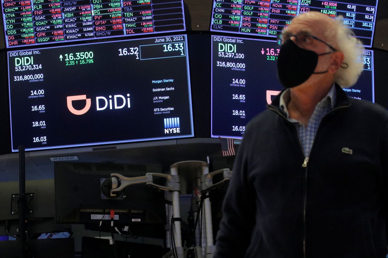 Traders work during the IPO for Chinese ride-hailing company Didi Global Inc on the New York Stock Exchange (NYSE) floor in New York City, U.S., June 30, 2021. REUTERS/Brendan McDermid