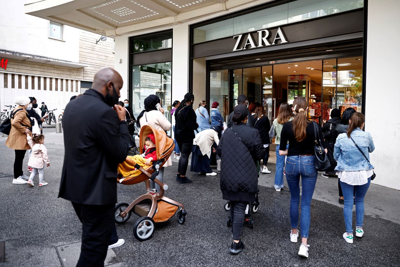 FILE PHOTO: Customers enter a Zara shop in Nantes as non-essential business re-open after closing down for months, amid the coronavirus disease (COVID-19) outbreak in France, May 19, 2021. REUTERS/Stephane Mahe/File Photo