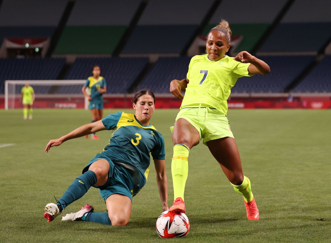 Tokyo 2020 Olympics - Soccer Football - Women - Group G - Sweden v Australia - Saitama Stadium, Saitama, Japan - July 24, 2021. Madelen Janogy of Sweden in action with Kyra Cooney-Cross of Australia REUTERS/Molly Darlington