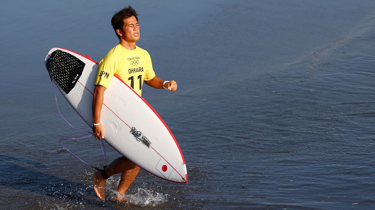 Tokyo 2020 Olympics - Surfing - Men's Shortboard - Round 1 - Tsurigasaki Surfing Beach, Tokyo, Japan - July 25, 2021. Hiroto Ohhara of Japan before competing in Heat 1 REUTERS/Lisi Niesner