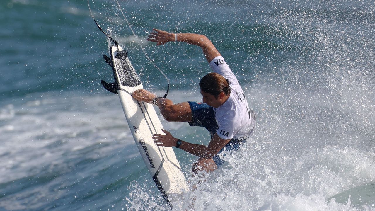 Tokyo 2020 Olympics - Surfing - Men's Shortboard - Round 1 - Tsurigasaki Surfing Beach, Tokyo, Japan - July 25, 2021. Leonardo Fioravanti of Italy in action during Heat 1 REUTERS/Lisi Niesner