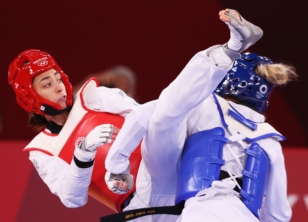 Tokyo 2020 Olympics - Taekwondo - Women's Featherweight 49-57kg - Last 16 - Makuhari Messe Hall A, Chiba, Japan - July 25, 2021. Jade Jones of Britain in action against Kimia Alizadeh of the Refugee Olympic Team REUTERS/Murad Sezer