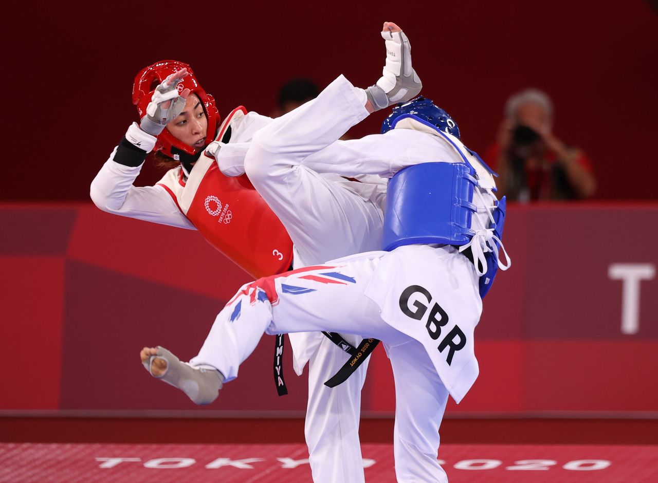 Tokyo 2020 Olympics - Taekwondo - Women's Featherweight 49-57kg - Last 16 - Makuhari Messe Hall A, Chiba, Japan - July 25, 2021. Jade Jones of Britain in action against Kimia Alizadeh of the Refugee Olympic Team REUTERS/Murad Sezer