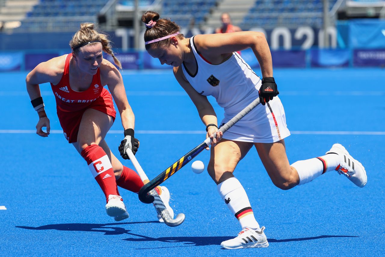 Tokyo 2020 Olympics - Hockey - Women's Pool A - Britain v Germany - Oi Hockey Stadium, Tokyo, Japan - July 25, 2021. Charlotte Stapenhorst of Germany in action with Hollie Pearne-Webb of Britain. REUTERS/Bernadett Szabo