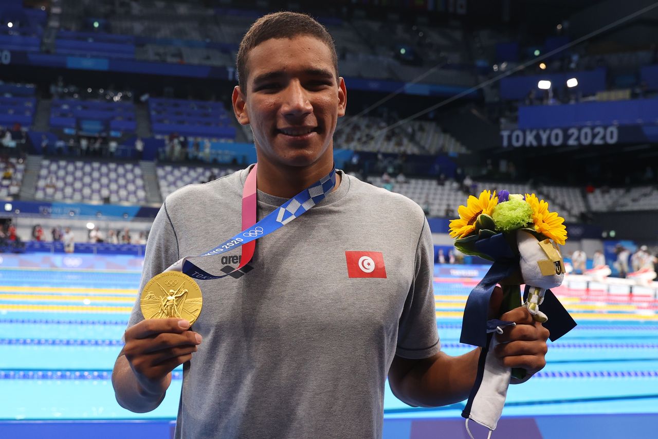 Tokyo 2020 Olympics - Swimming - Men's 400m Freestyle - Final - Tokyo Aquatics Centre - Tokyo, Japan - July 25, 2021. Ahmed Hafnaoui of Tunisia poses with the gold medal REUTERS/Marko Djurica
