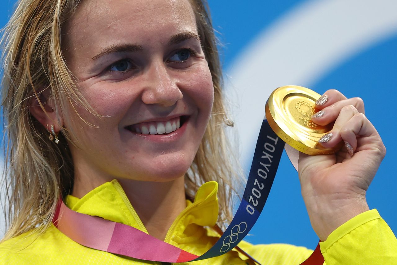 Ariarne Titmus of Australia poses with the gold medal REUTERS/Kai Pfaffenbach - SP1EH7Q0ADIEQ