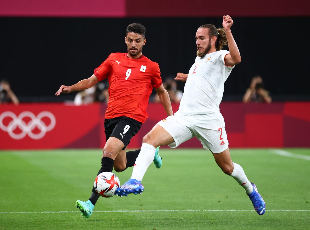 FILE PHOTO: Tokyo 2020 Olympics - Soccer Football - Men - Group C - Egypt v Spain - Sapporo Dome, Sapporo, Japan - July 22, 2021. Oscar Mingueza of Spain in action with Taher Mohamed of Egypt REUTERS/Kim Hong-Ji