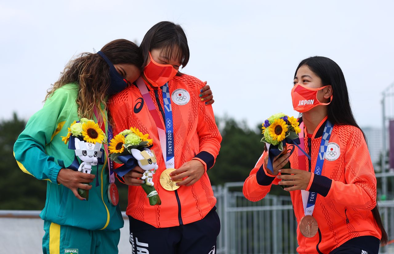 Tokyo 2020 Olympics - Skateboarding - Women's Street - Medal Ceremony - Ariake Urban Sports Park - Tokyo, Japan - July 26, 2021. Rayssa Leal of Brazil, Momiji Nishiya of Japan and Funa Nakayama of Japan pose with their medals during medal ceremony. REUTERS/Lucy Nicholson