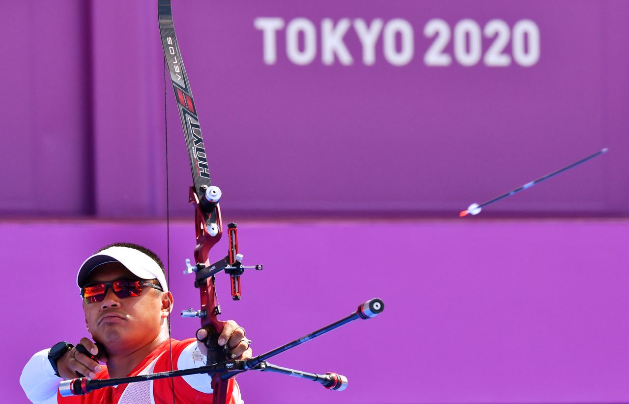 Tokyo 2020 Olympics - Archery - Men's Individual - 1/16 Finals - Yumenoshima Archery Field, Tokyo, Japan - July 27, 2021. Crispin Duenas of Canada in action REUTERS/Clodagh Kilcoyne