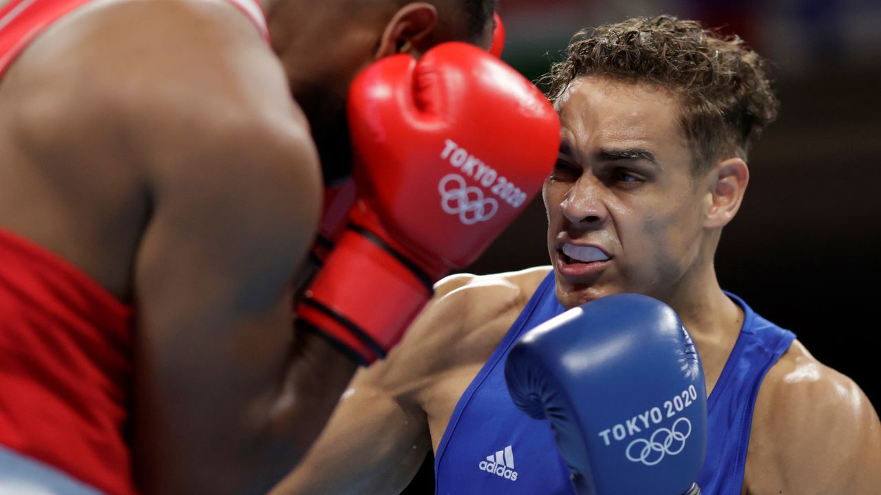 Tokyo 2020 Olympics - Boxing - Men's Heavyweight - Last 16 - Kokugikan Arena - Tokyo, Japan - July 27, 2021. David Nyika of New Zealand in action against Youness Baalla of Morocco REUTERS/Ueslei Marcelino