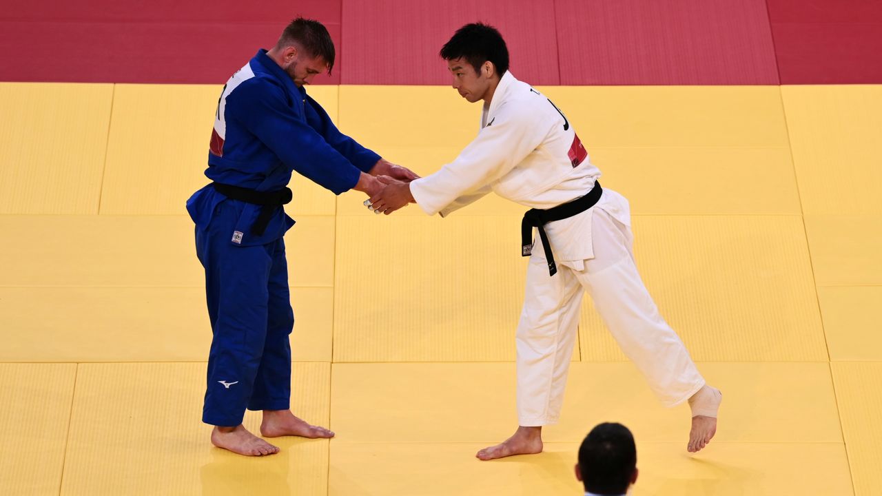 Tokyo 2020 Olympics - Judo - Men's 81kg - Quarterfinal - Nippon Budokan - Tokyo, Japan - July 27, 2021. Takanori Nagase of Japan shakes hands with Dominic Ressel of Germany after the match REUTERS/Annegret Hilse