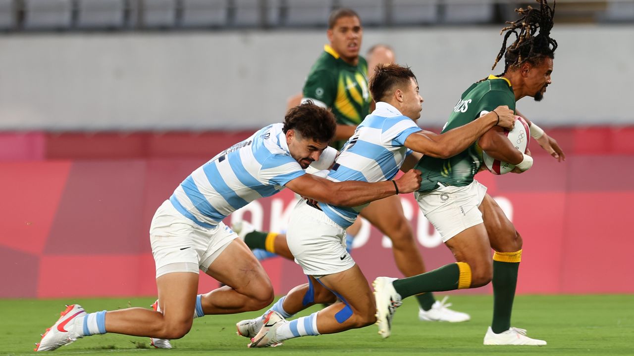 Tokyo 2020 Olympics - Rugby Sevens - Men - Quarterfinal - South Africa v Argentina - Tokyo Stadium - Tokyo, Japan - July 27, 2021. Selvyn Davids of South Africa in action with Ignacio Mendy of Argentina and Marcos Moneta of Argentina. REUTERS/Siphiwe Sibeko