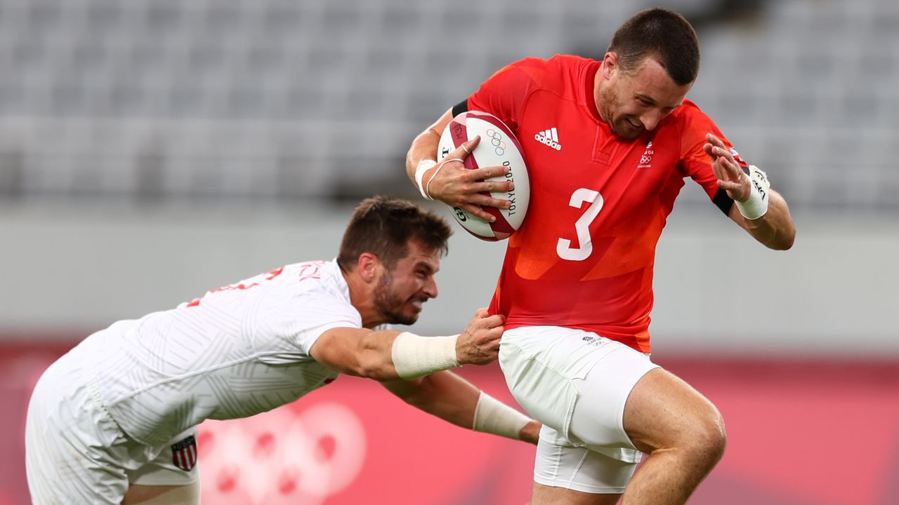 Tokyo 2020 Olympics - Rugby Sevens - Men - Quarterfinal - Britain v United States - Tokyo Stadium - Tokyo, Japan - July 27, 2021. Alex Davis of Britain in action with Brett Thompson of the United States. REUTERS/Siphiwe Sibeko