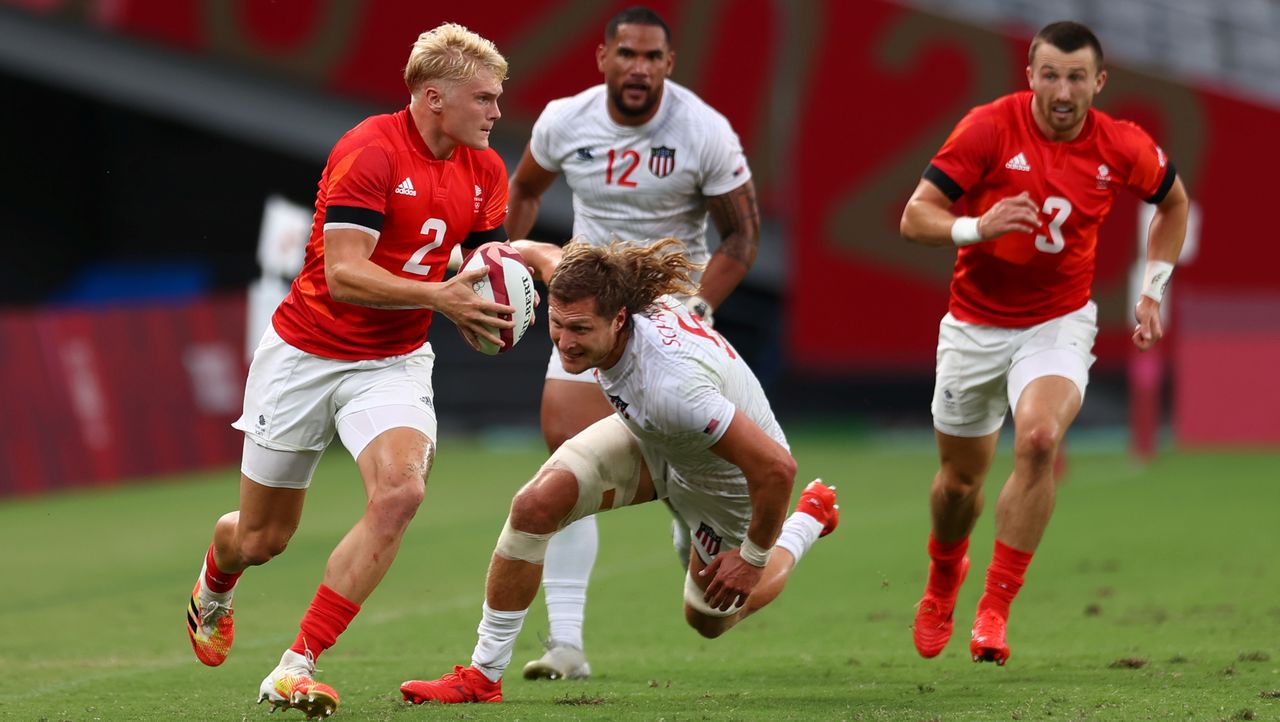 Tokyo 2020 Olympics - Rugby Sevens - Men - Quarterfinal - Britain v United States - Tokyo Stadium - Tokyo, Japan - July 27, 2021. Ben Harris of Britain in action with Joe Schroeder of the United States. REUTERS/Siphiwe Sibeko