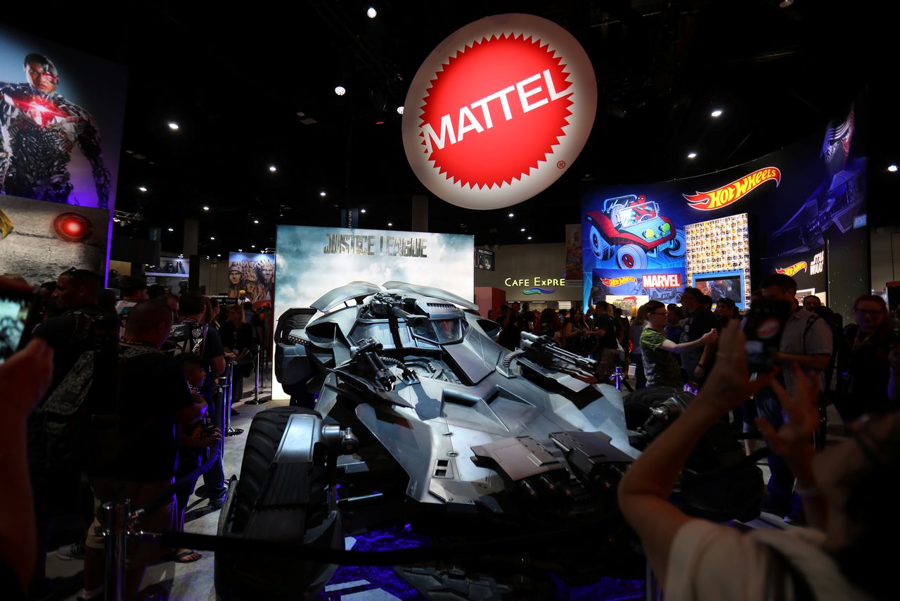 Comic Con fans gather at the Mattel booth they participate in the opening preview night at Comic Con International in San Diego,California, U.S., July 19, 2017. REUTERS/Mike Blake