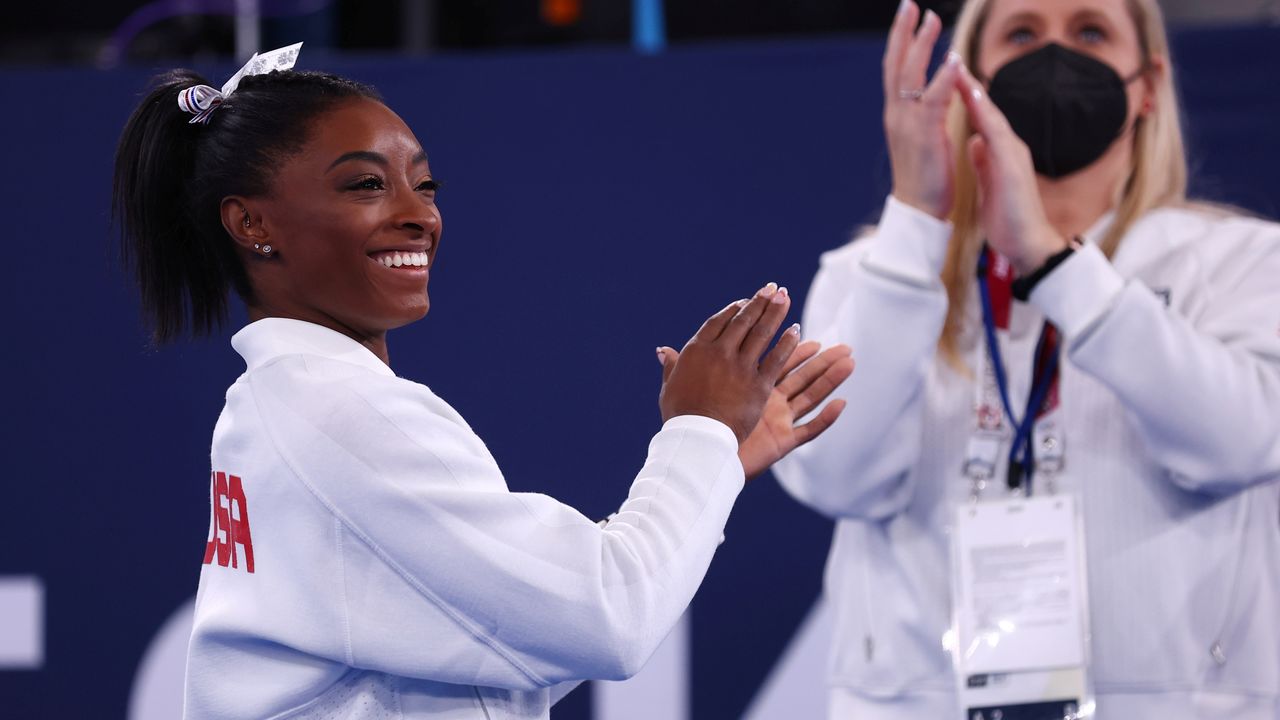 Tokyo 2020 Olympics - Gymnastics - Artistic - Women's Team - Final - Ariake Gymnastics Centre, Tokyo, Japan - July 27, 2021. Simone Biles of the United States applauds her teammates REUTERS/Mike Blake